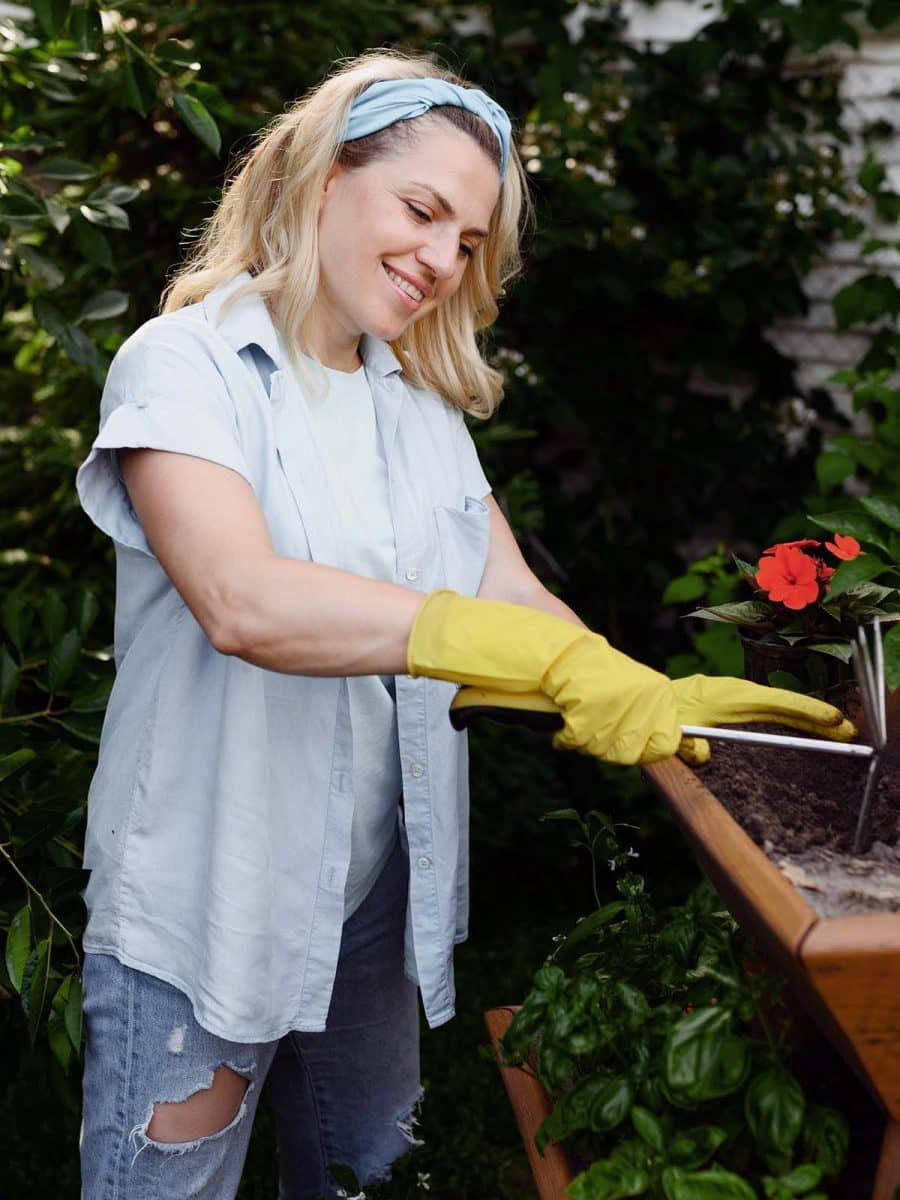 woman-with-hoe-at-the-flowerbed-in-the-gardens-QX3XMJH.jpg
